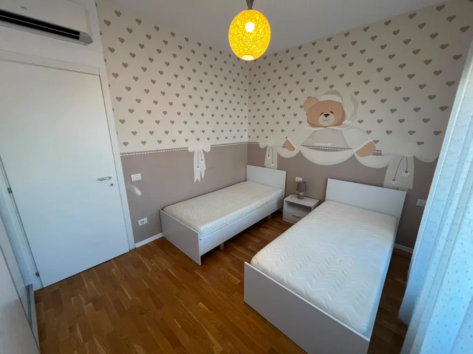 Tirane, jepet me qera apartament 2+1 Kati 2, 105 m² 1.250 € (Rruga e Barrikadave)