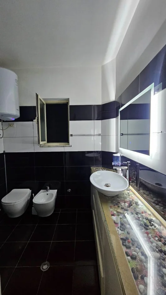 Tirane, jepet me qera apartament 1+1 Kati 4, 65 m² 500 € (Ish-Parku i Autobusave.)
