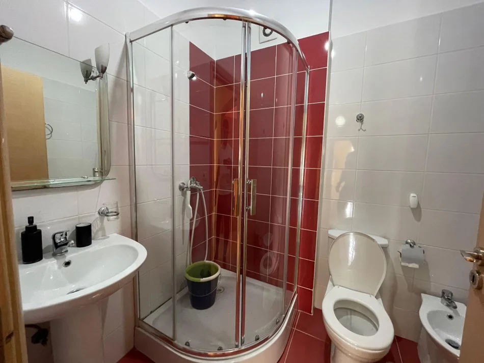Tirane, shitet apartament 2+1+Ballkon Kati 6, 100 m² (rrethi i selites)