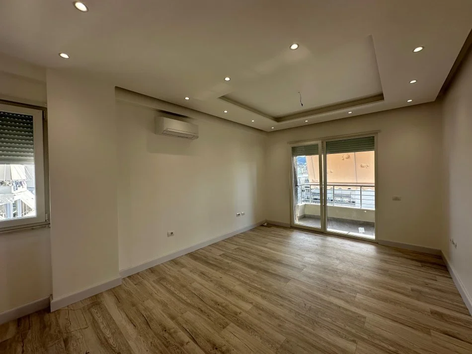 Tirane, shitet 3+1+Ballkon Kati 8, 157 m² 420.000 € (KOMUNA E PARISIT)
