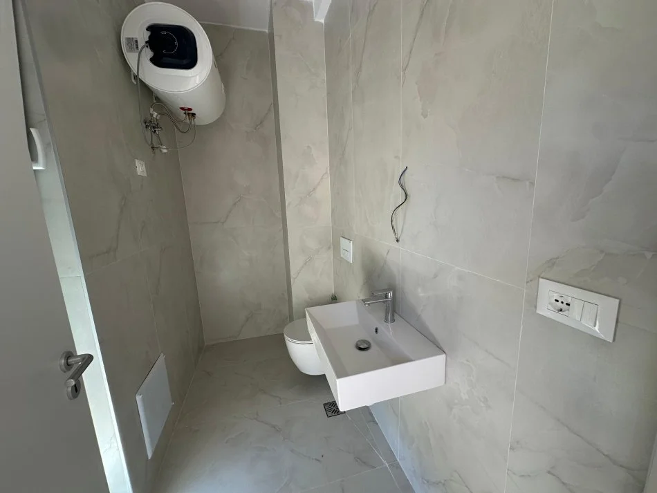 Tirane, jepet me qera Vile Kati 0, 252 m² 1.200 € (Residenca Aba prane Liqenit te Farkes.)