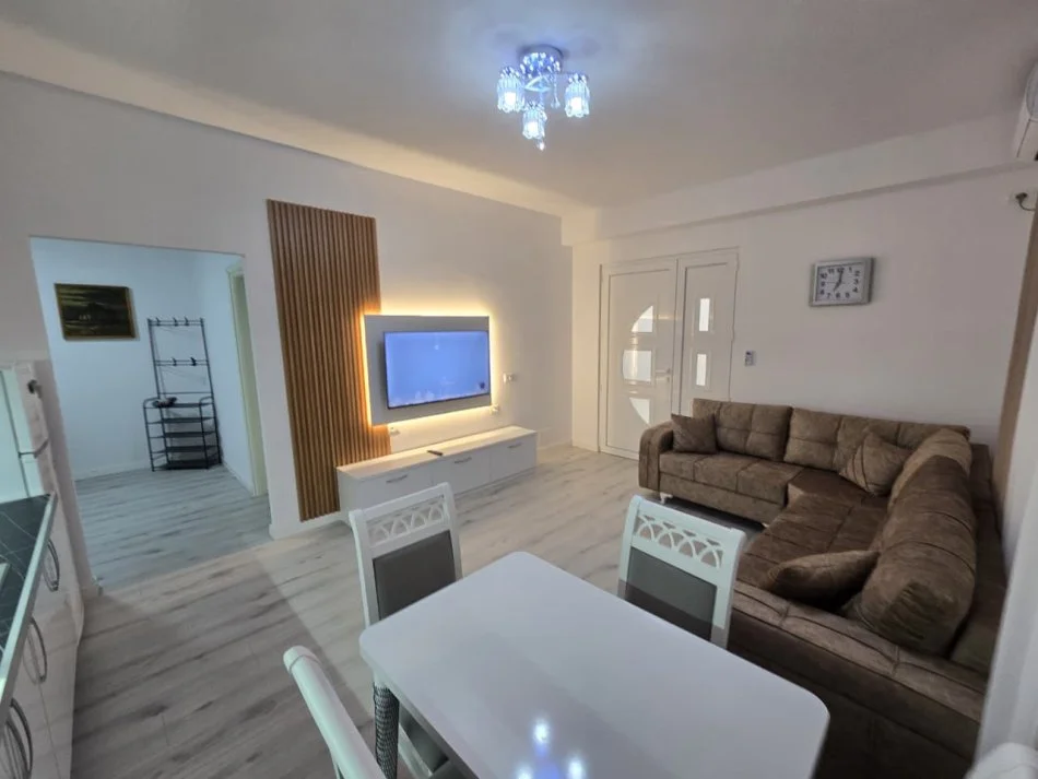 Tirane, jepet me qera apartament 2+1 , 100 m² 400 € (Prane New York School)