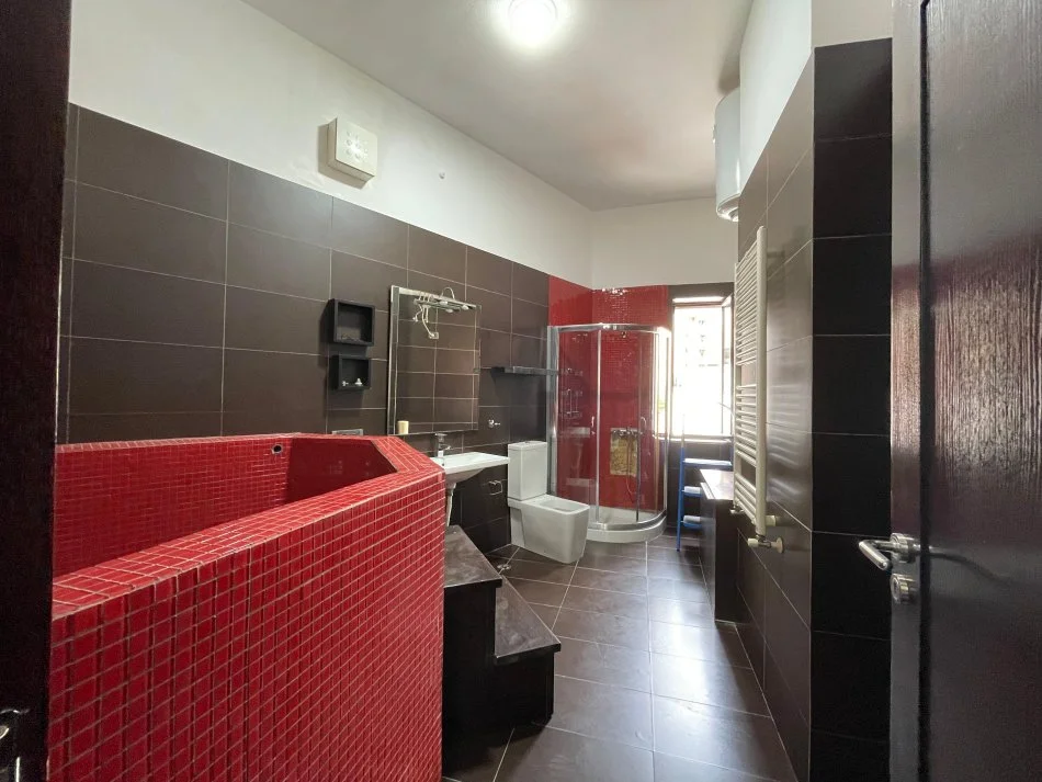 Tirane, jepet me qera 2+1 Kati 3, 120 m² 1.200 € (Tek Burger King)