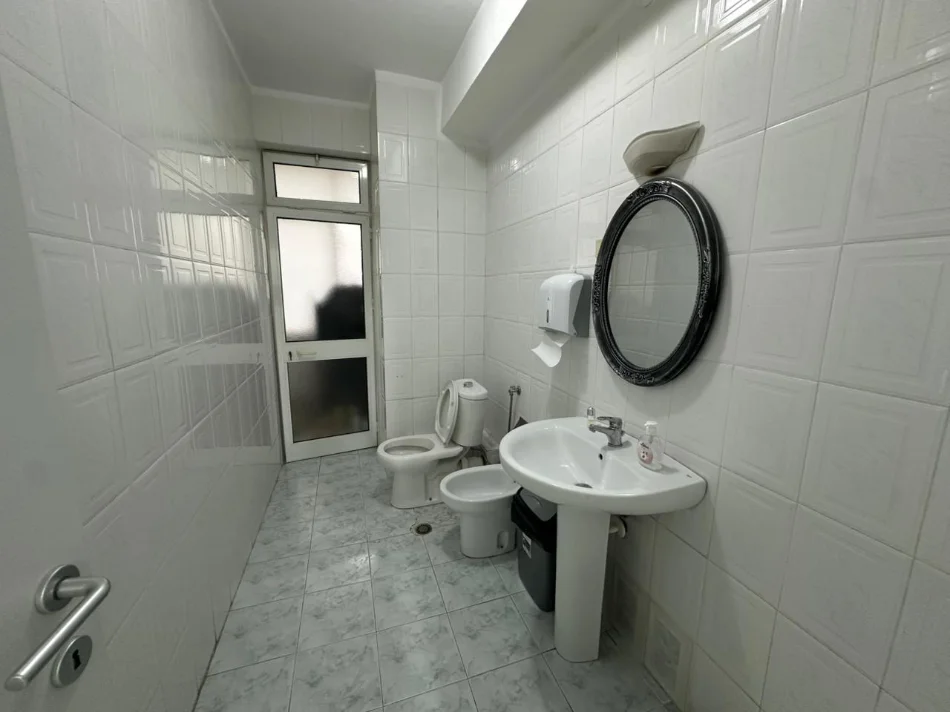 Tirane, jepet me qera zyre Kati 2, 92 m² 1.000 € (Blloku)