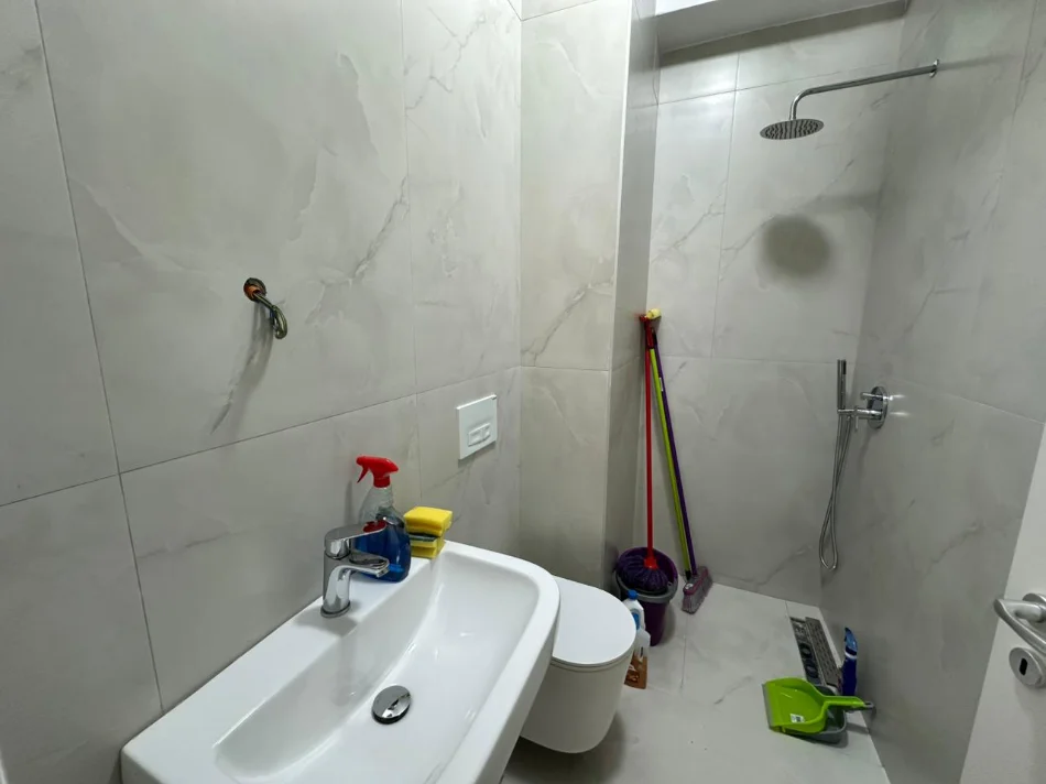 Tirane, jepet me qera apartament 1+1 Kati 2, 50 m² 400 € (Ali Demi)
