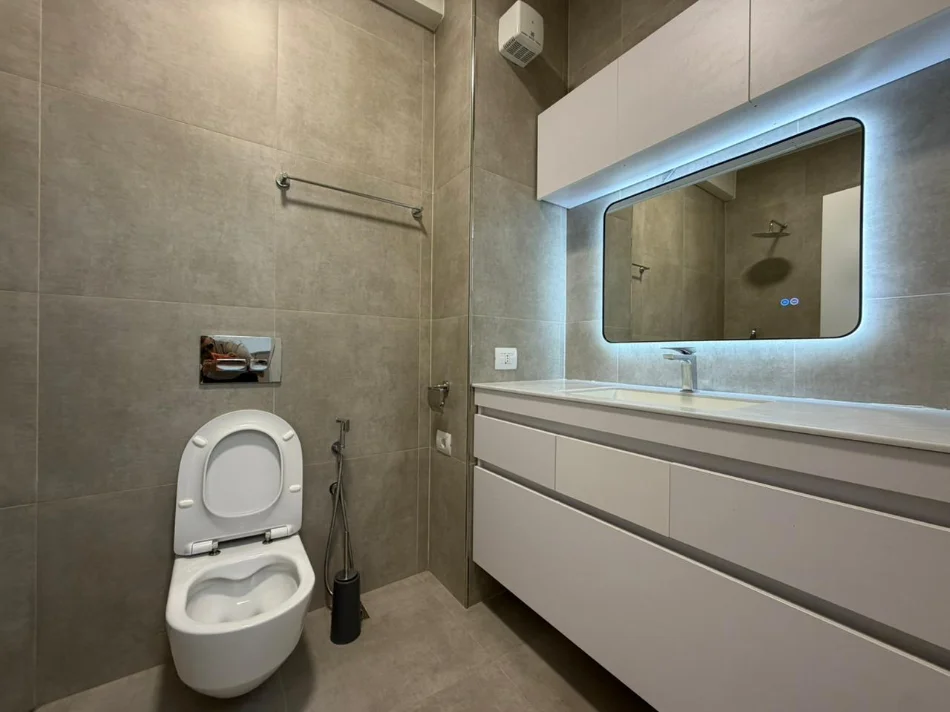 Tirane, jepet me qera apartament 1+1 Kati 4, 70 m² 800 € (Komuna e Parisit)
