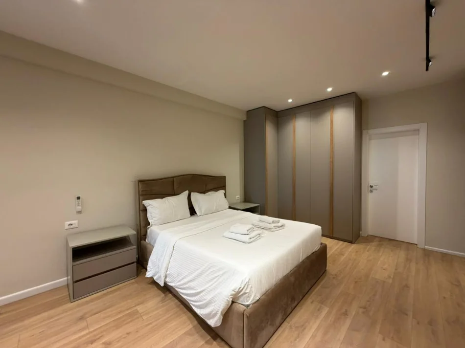 Tirane, jepet me qera apartament 2+1 Kati 3, 110 m² 1.000 € (Komuna e Parisit)