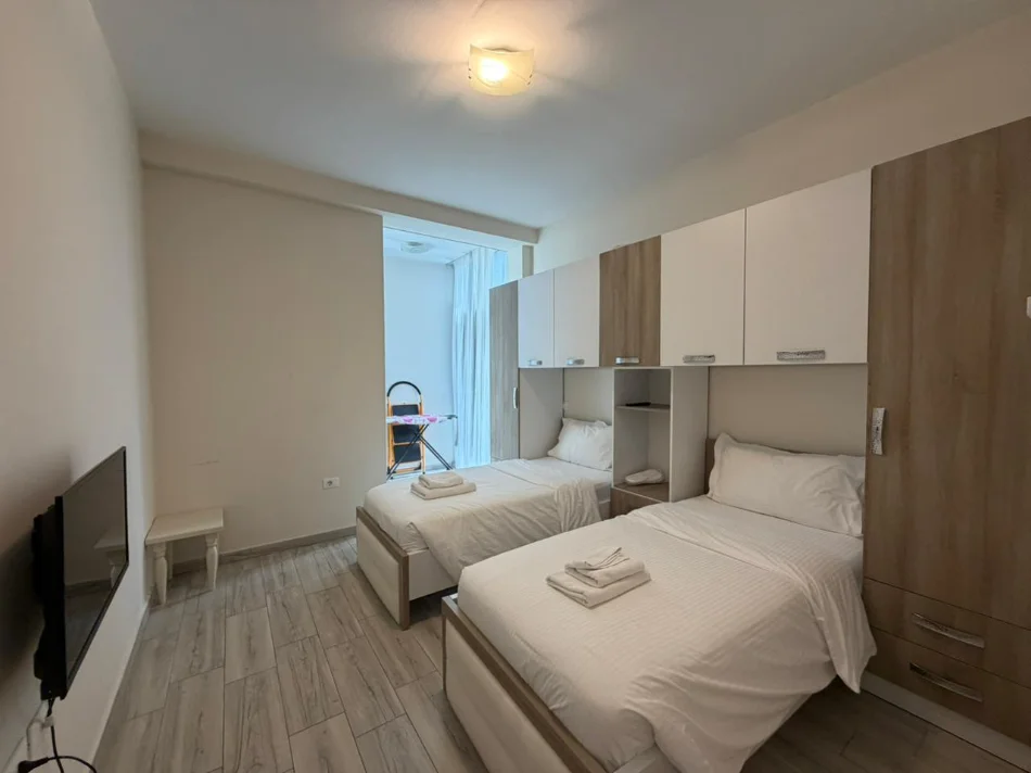 Tirane, jepet me qera apartament 2+1 Kati 2, 100 m² (Komuna e Parisit)