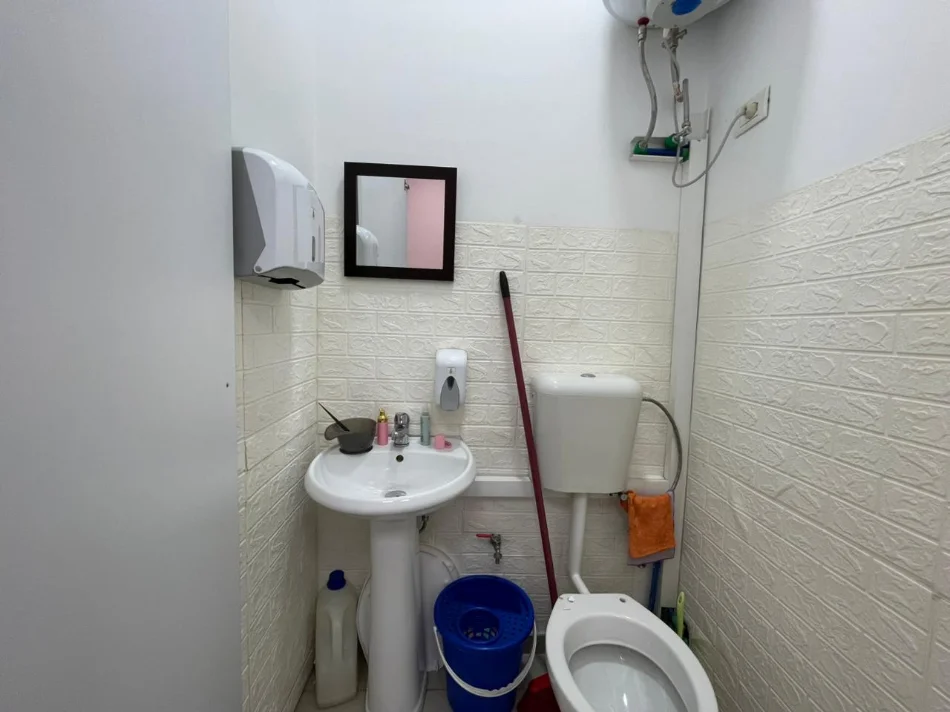 Tirane, jepet me qera ambjent biznesi Kati 0, 70 m² (Kristal Center)