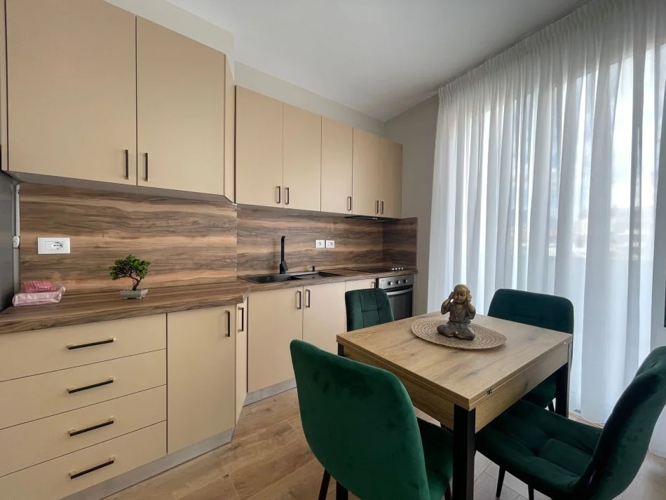 Tirane, jepet me qera apartament 2+1+Ballkon Kati 3, 104 m² 1.000 € (RRUGA E BARRIKADAVE)