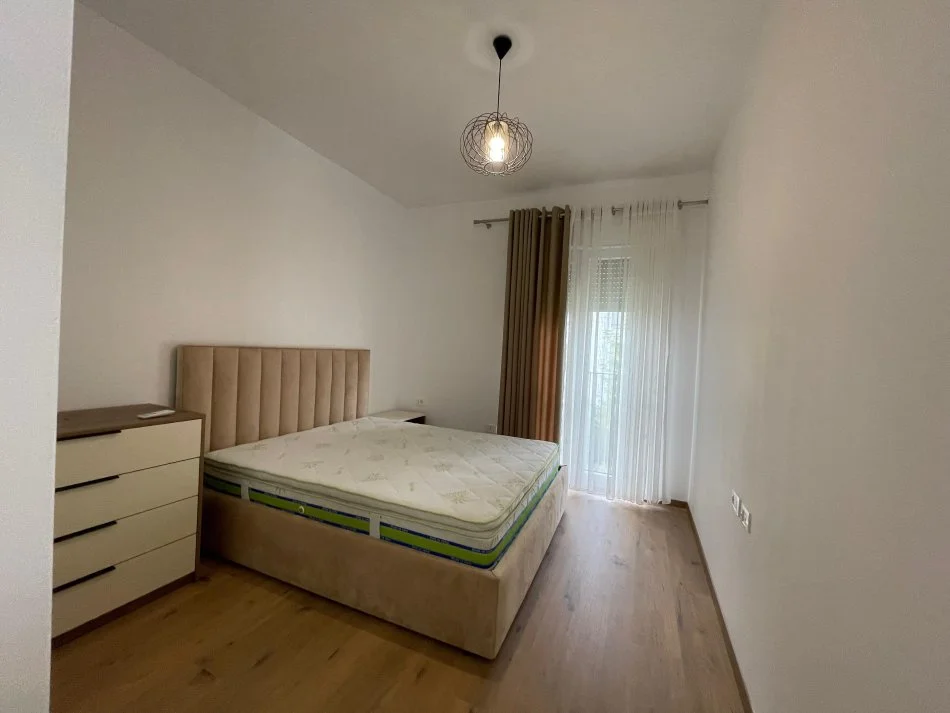 Tirane, jepet me qera apartament 3+1 , 120 m² 1.200 € 