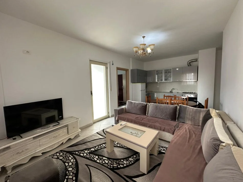 Tirane, jepet me qera apartament 2+1 , 84 m² 320 € (Prane Restorant Qesaraka.)