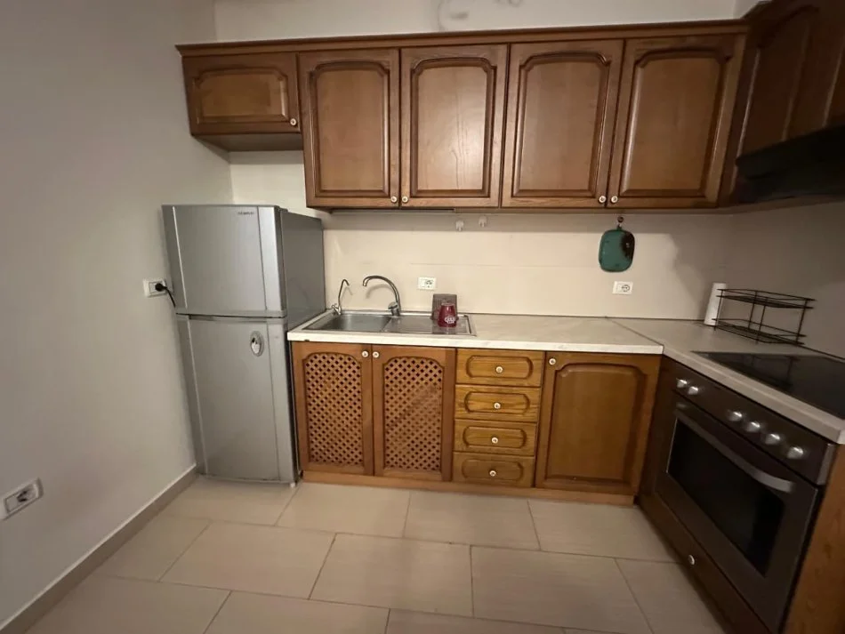 Tirane, jepet me qera apartament 2+1 Kati 2, 100 m² 600 € (Rruga Hoxha Tahsim)