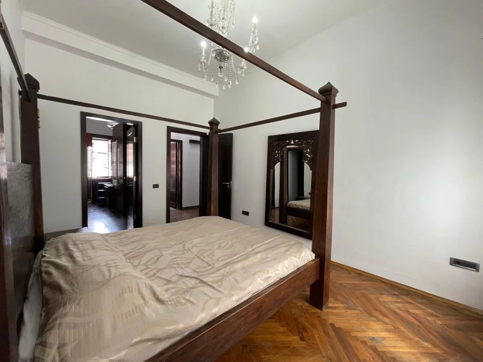 Tirane, jepet me qera 2+1 Kati 3, 120 m² 1.200 € (Tek Burger King)