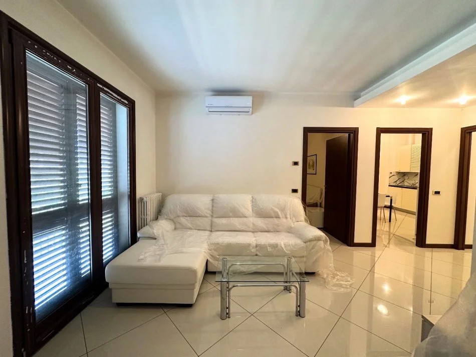 Tirane, jepet me qera apartament 1+1 Kati 3, 80 m² 450 € (Prane BKT ne Kinostudio)