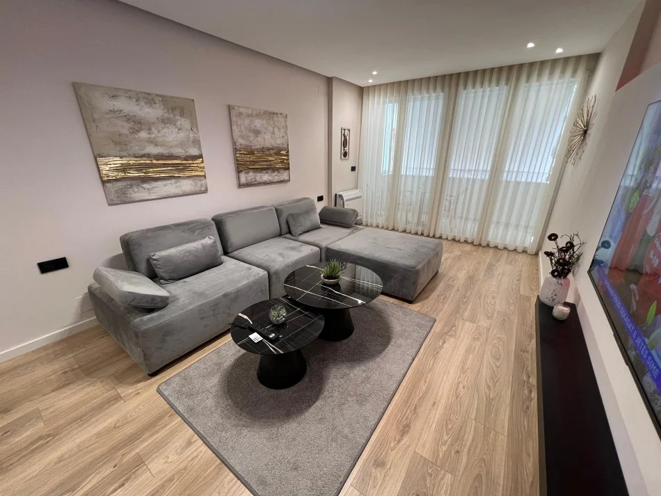 Tirane, jepet me qera apartament 2+1 Kati 3, 100 m² 1.500 € (Ish Ekspozita)