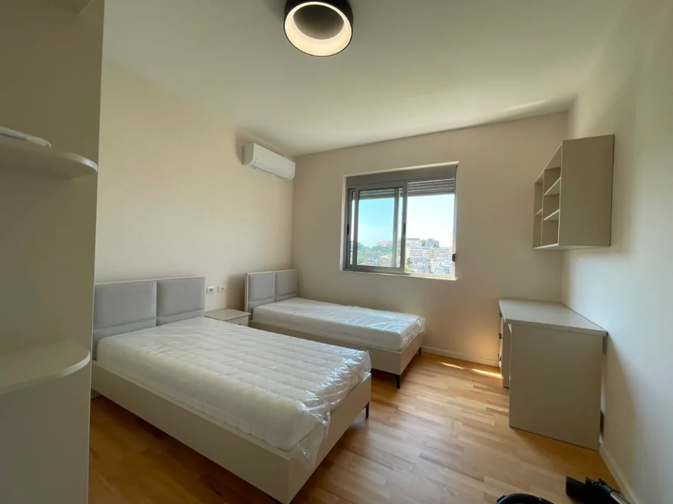 Tirane, jepet me qera apartament 2+1 Kati 3, 105 m² 600 € (Liqeni i Thate)