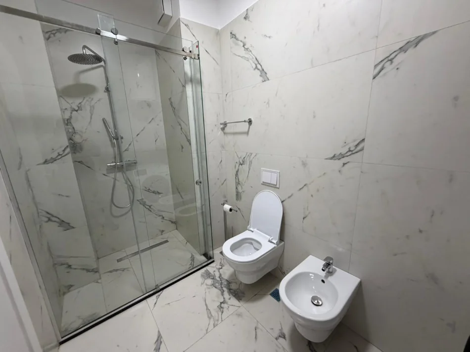 Tirane, jepet me qera apartament 1+1 Kati 3, 67 m² 1.000 € (Liqeni i Thate)