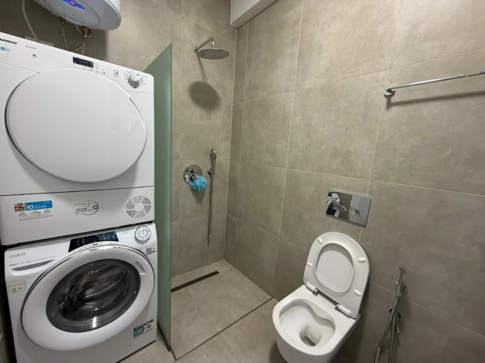 Tirane, jepet me qera apartament 1+1 Kati 4, 70 m² 800 € (Komuna e Parisit)