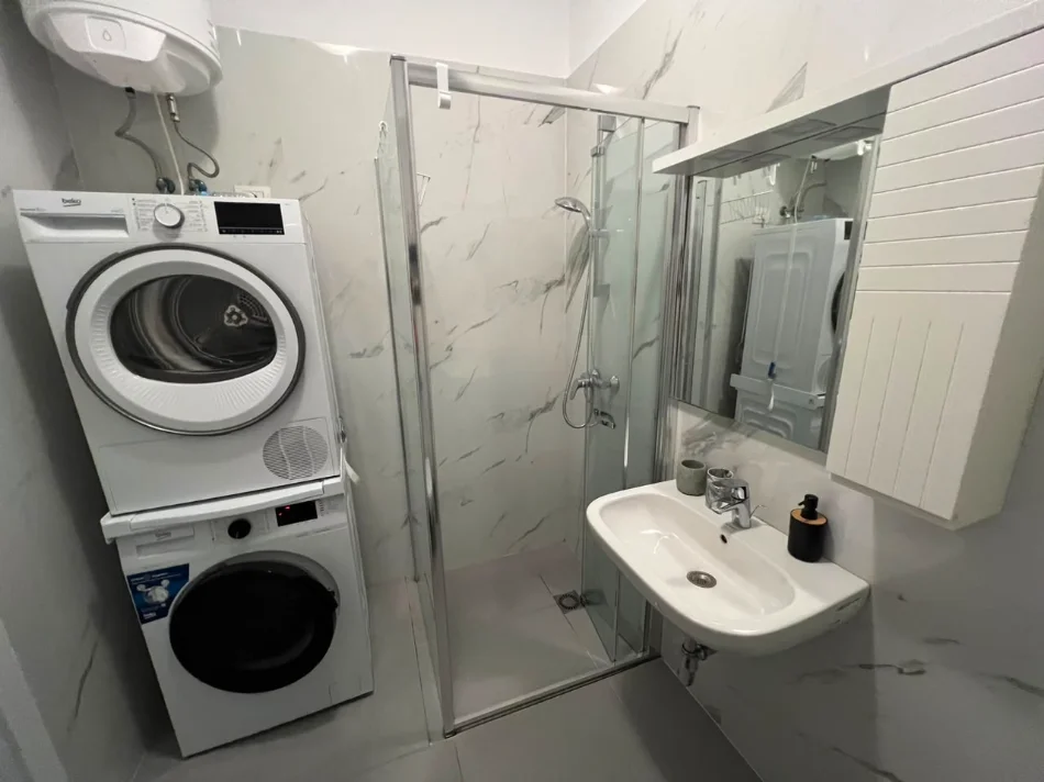Tirane, jepet me qera apartament 2+1 Kati 2, 105 m² 1.250 € (Rruga e Barrikadave)