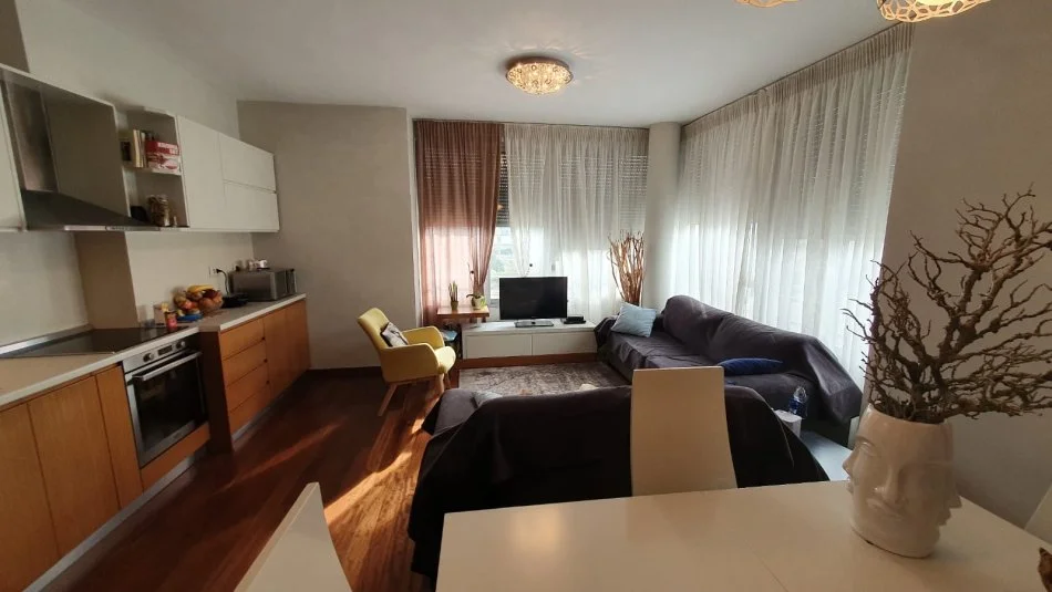 Tirane, shitet apartament 2+1+Ballkon Kati 8, 80 m² 250.000 € (Rruga e Kosovareve)