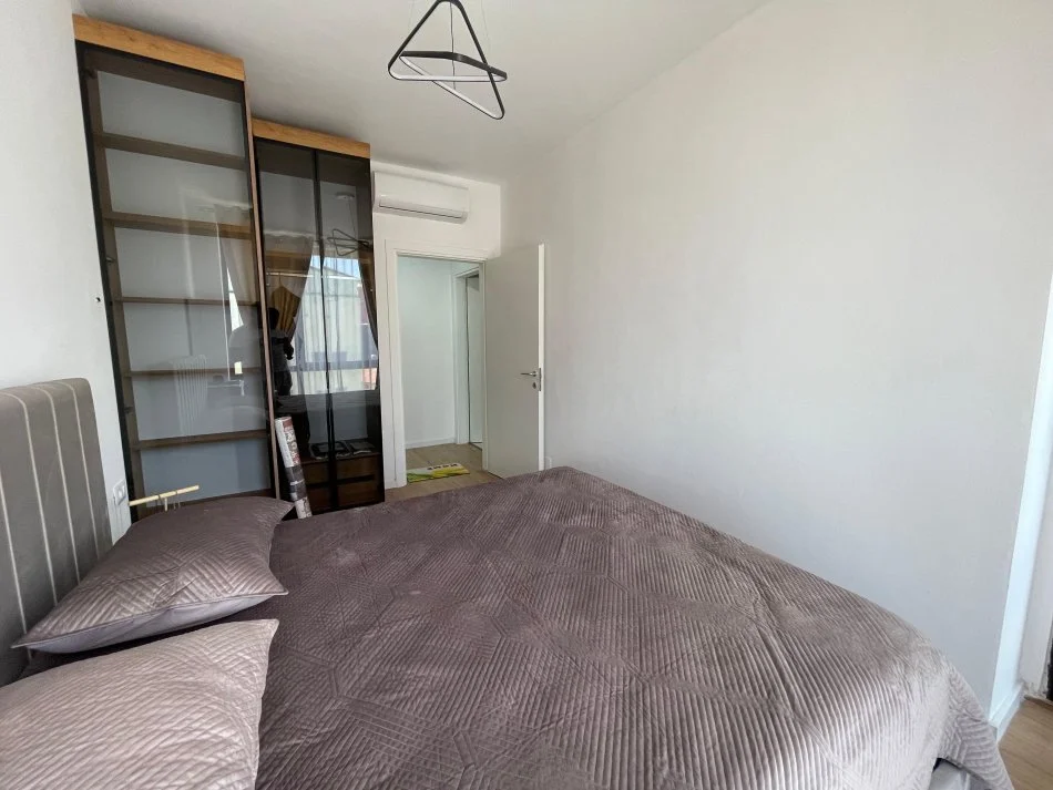 Tirane, jepet me qera 1+1 Kati 3, 60 m² 