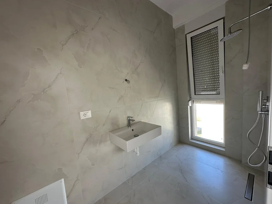 Tirane, jepet me qera Vile Kati 0, 252 m² 1.200 € (Residenca Aba prane Liqenit te Farkes.)