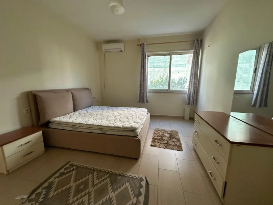 Tirane, jepet me qera apartament 2+1 Kati 2, 100 m² 600 € (Rruga Hoxha Tahsim)