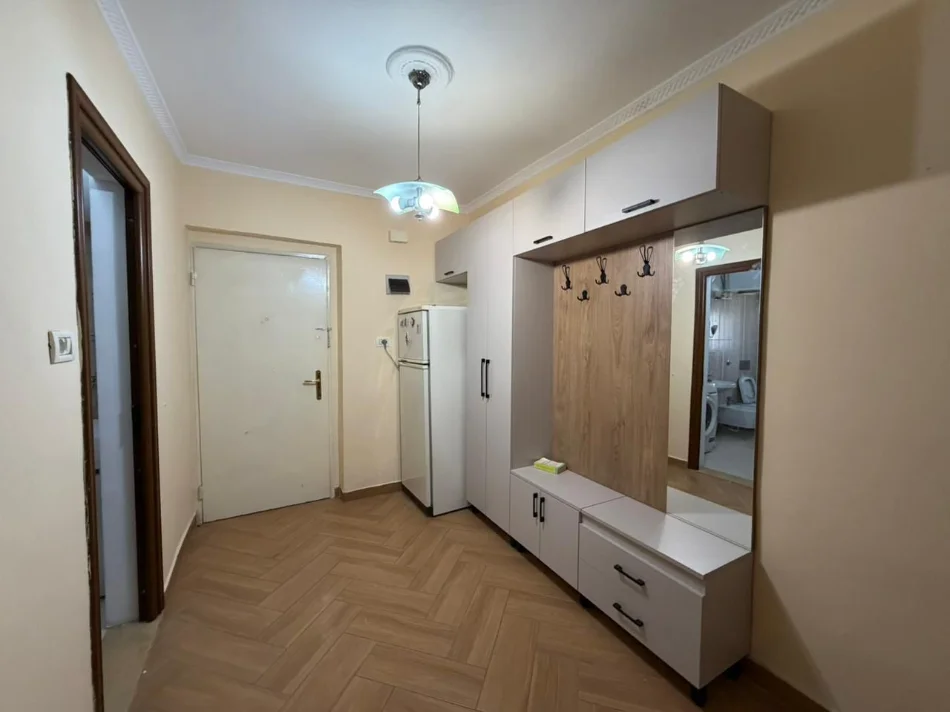 Tirane, jepet me qera apartament 1+1 Kati 4, 55 m² 500 € (Mine Peza)