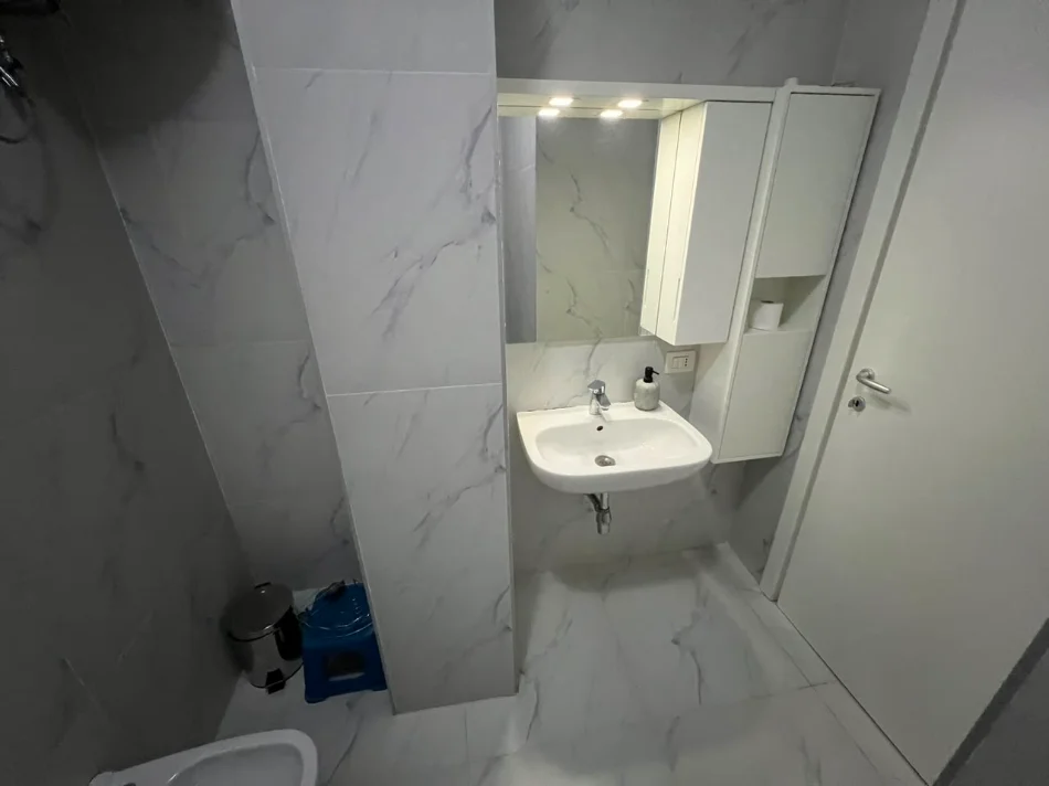 Tirane, jepet me qera apartament 2+1 Kati 2, 105 m² 1.250 € (Rruga e Barrikadave)