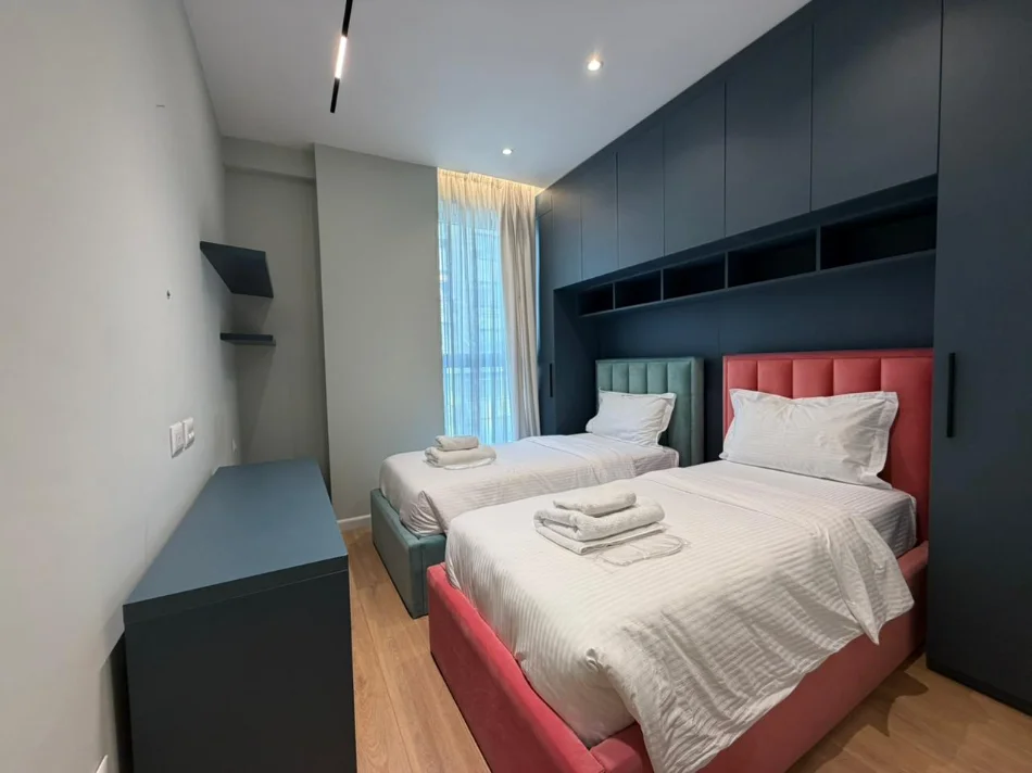 Tirane, jepet me qera apartament 2+1 Kati 3, 110 m² 1.000 € (Komuna e Parisit)
