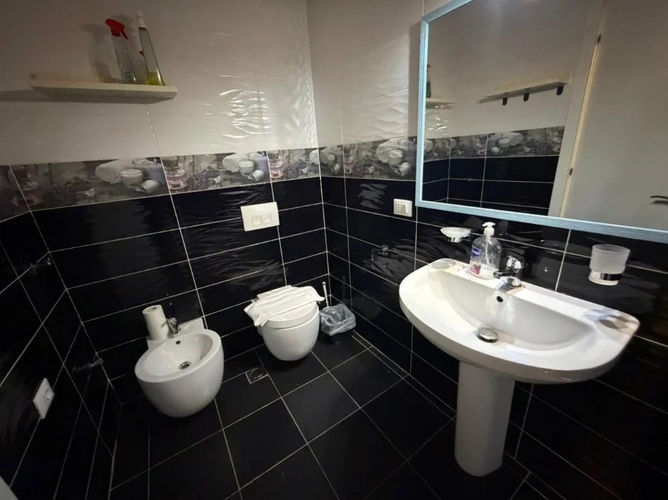 Tirane, jepet me qera apartament 2+1 Kati 2, 100 m² (Komuna e Parisit)