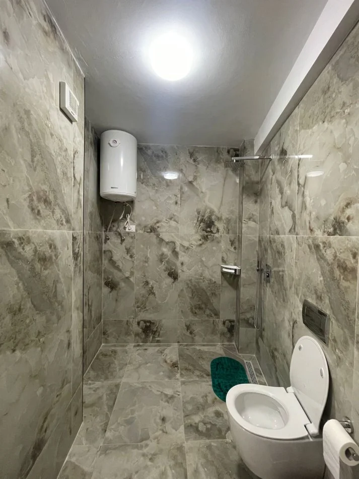 Tirane, jepet me qera apartament 2+1+Ballkon Kati 3, 104 m² 1.000 € (RRUGA E BARRIKADAVE)