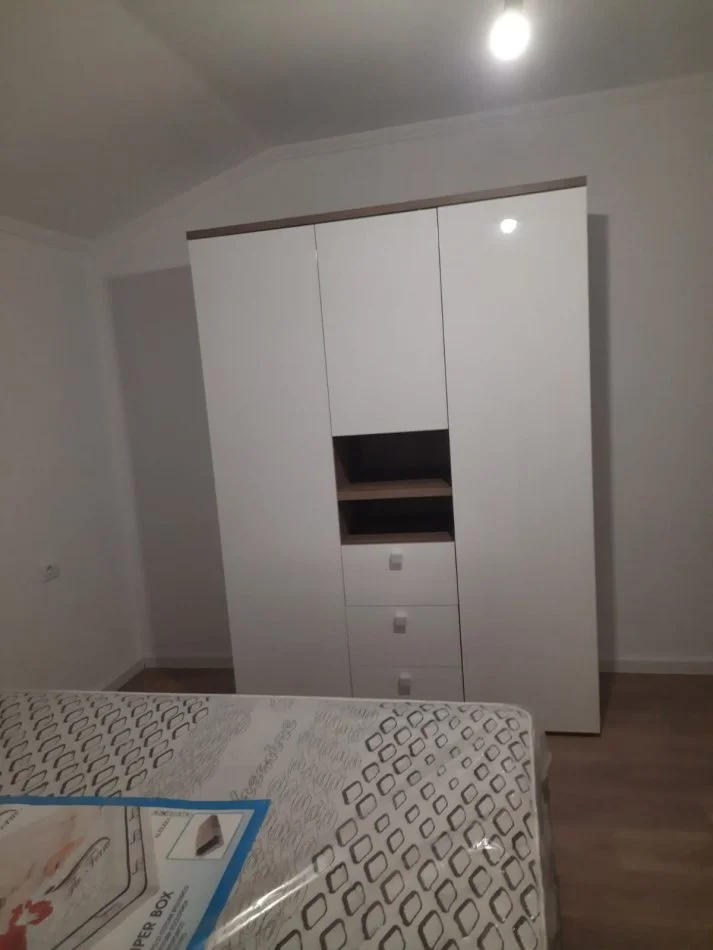 Tirane, jepet me qera apartament 1+1 Kati 2, 65 m² 450 € (Shkoze)
