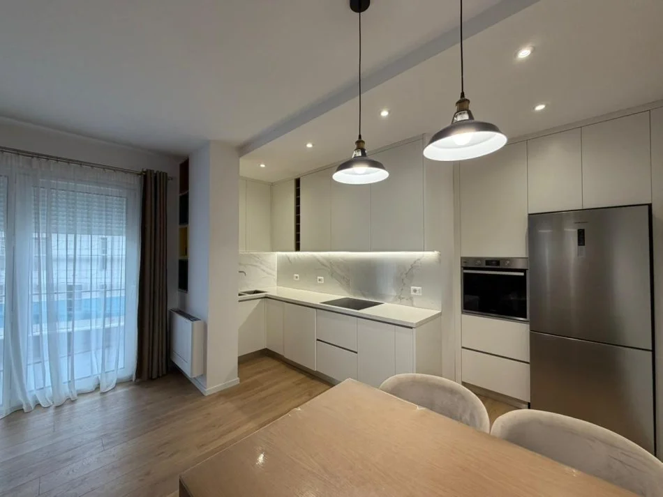 Shqiperi, jepet me qera apartament 2+1 Kati 3, 130 m² 1.050 € (Liqeni i Thate.)