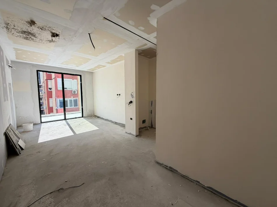 Tirane, shitet apartament 1+1 Kati 5, 95 m² 250.000 € (Vasil Shanto)