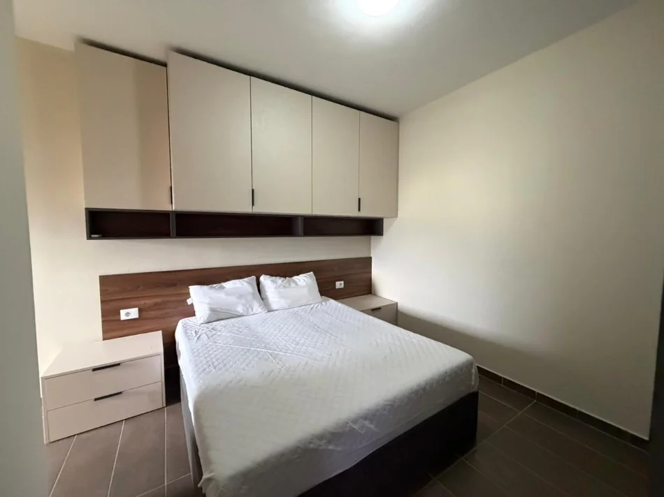 Tirane, jepet me qera apartament 2+1 , 85 m² 650 € (Yzberisht)