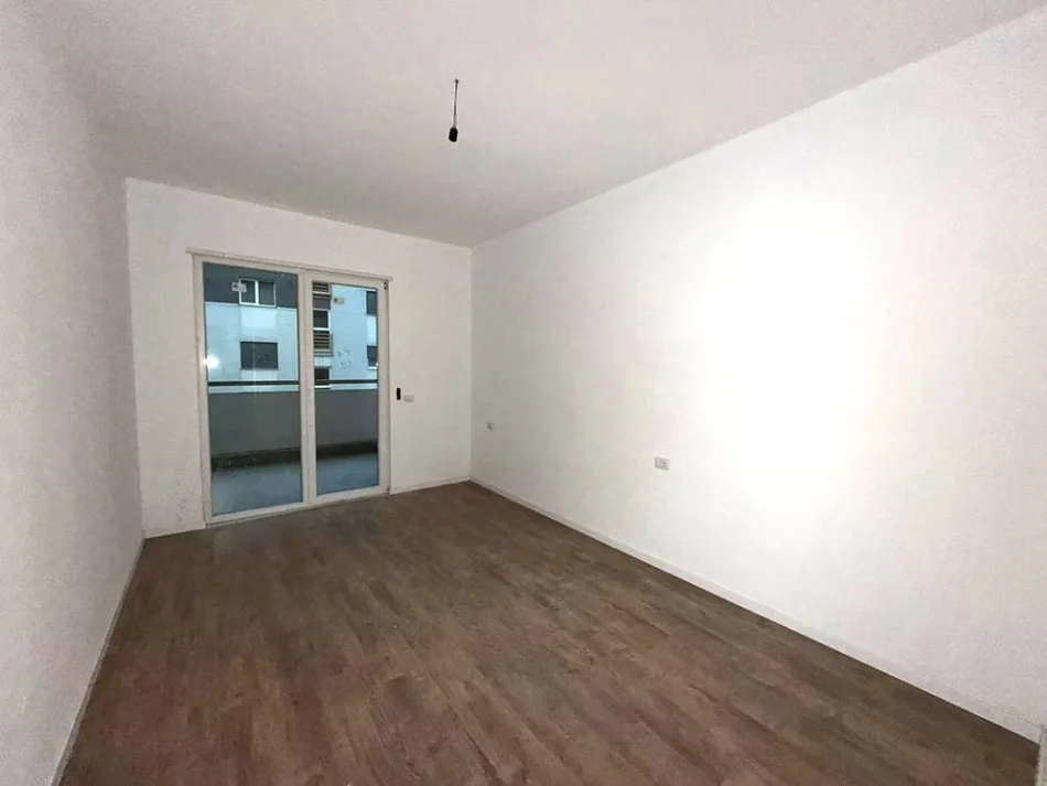 Tirane, shitet apartament 1+1 Kati 3, 82 m² 135.000 € (Laprake)