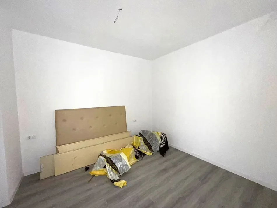 Tirane, jepet me qera apartament 1+1 Kati 3, 60 m² 550 € (Laprake)