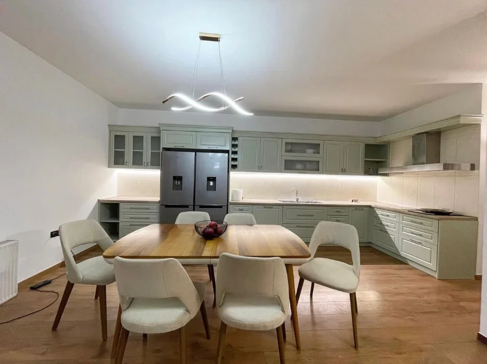 Tirane, jepet me qera apartament 3+1 Kati 4, 220 m² 1.600 € (Komuna e Parisit)