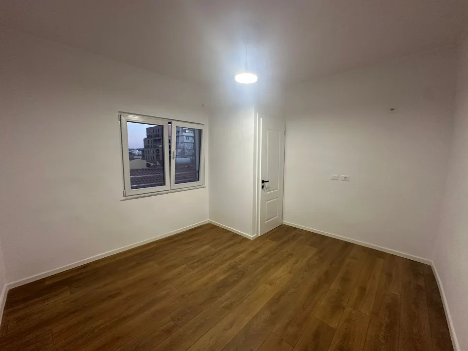Tirane, shitet apartament 1+1 Kati 4, 40 m² 122.000 € (Shkolla e kuqe)