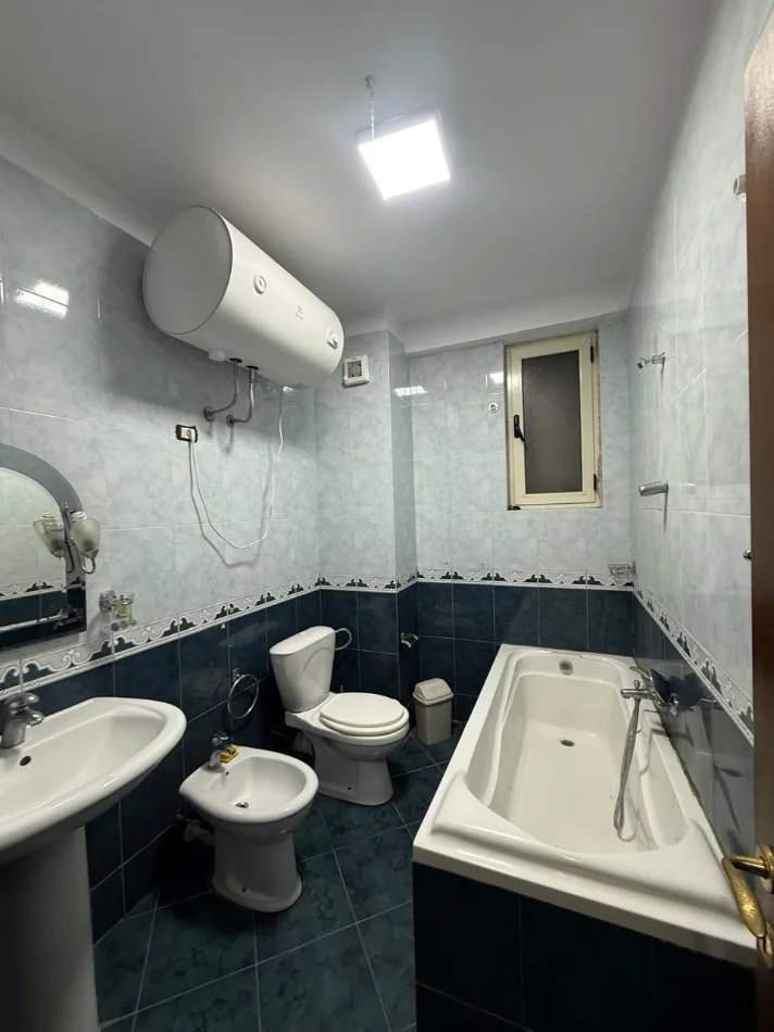 Tirane, jepet me qera apartament 2+1 Kati 4, 90 m² 700 € (Komuna e Parisit)