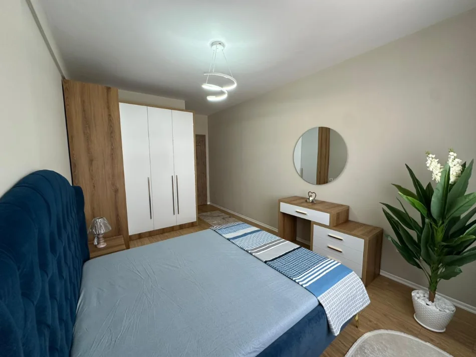 Tirane, jepet me qera apartament 2+1 Kati 4, 98 m² 880 € (Krsital Center)