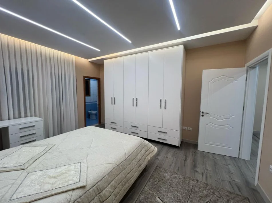 Tirane, jepet me qera apartament 3+1 Kati 1, 145 m² 1.000 € (Don Bosko)
