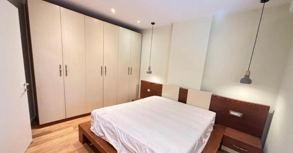 Tirane, jepet me qera apartament 3+1 Kati 3, 100 m² 850 € (Shkolla e Kuqe)