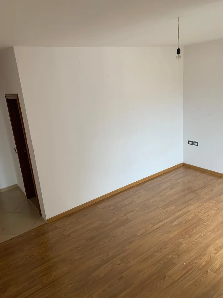 Tirane, jepet me qera apartament 3+1 Kati 6, 130 m² 550 € (Oxhaku)