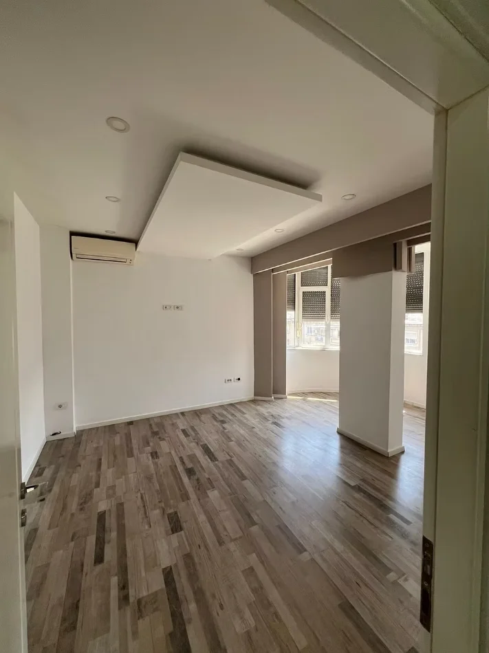Tirane, jepet me qera ambjent biznesi Kati 3, 108 m² 1.400 € (Sheshi Willson.)