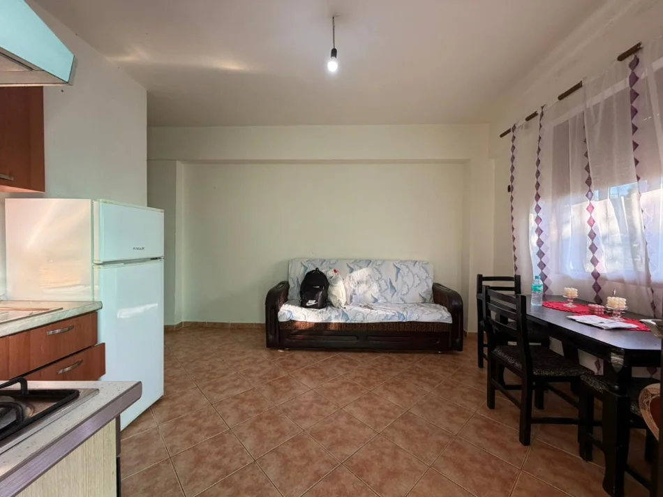 Tirane, jepet me qera apartament 1+1 Kati 1, 50 m² 400 € (Ish-Parku i Autobusave.)