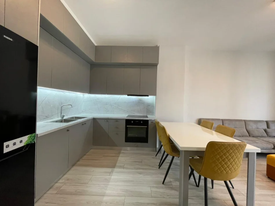 Tirane, jepet me qera apartament 1+1 Kati 5, 70 m² 700 € (Komuna e Parisit)