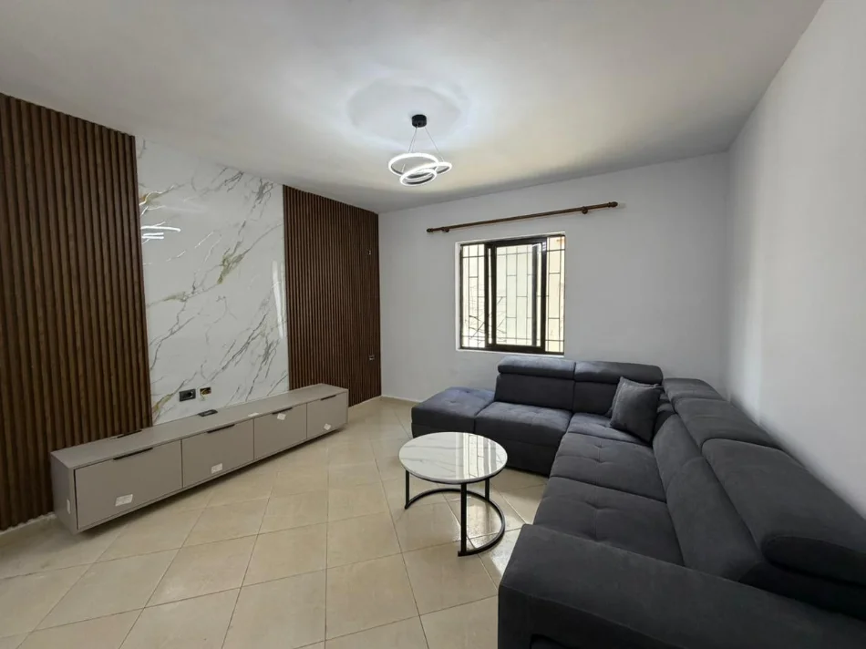 Tirane, jepet me qera apartament 1+1 Kati 1, 55 m² 300 € (Don Bosko)